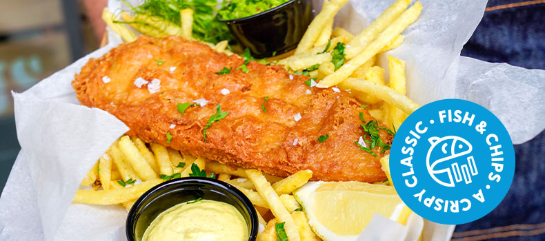 Klassisk fish & chips i tråg med mashed peas och remoulad och ikon med illustrerad fisk och texten a crispy classic fish and chips